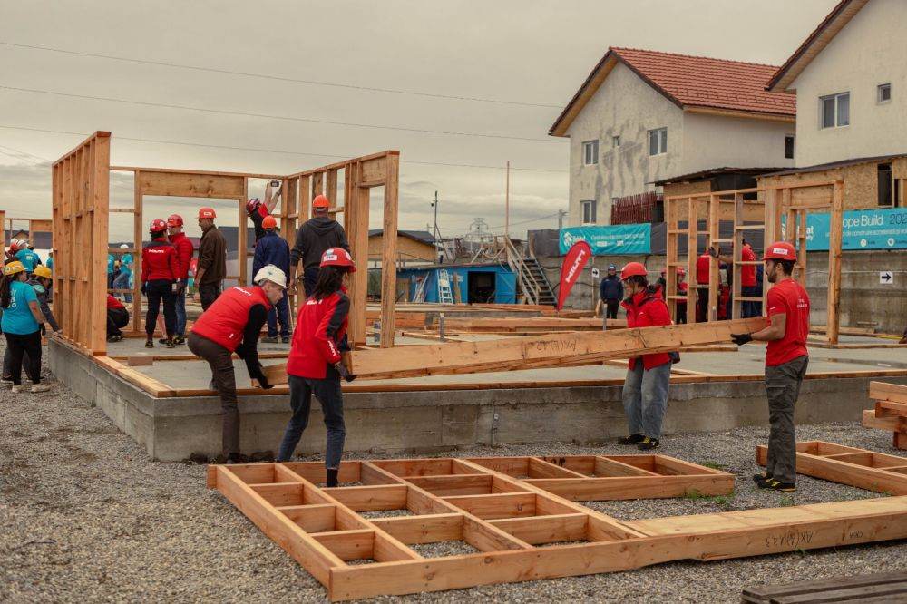 Construcţie în timp record: Habitat for Humanity ridică 4 case în 4 zile şi 3 ore pentru familiile vulnerabile din Berceni, Prahova