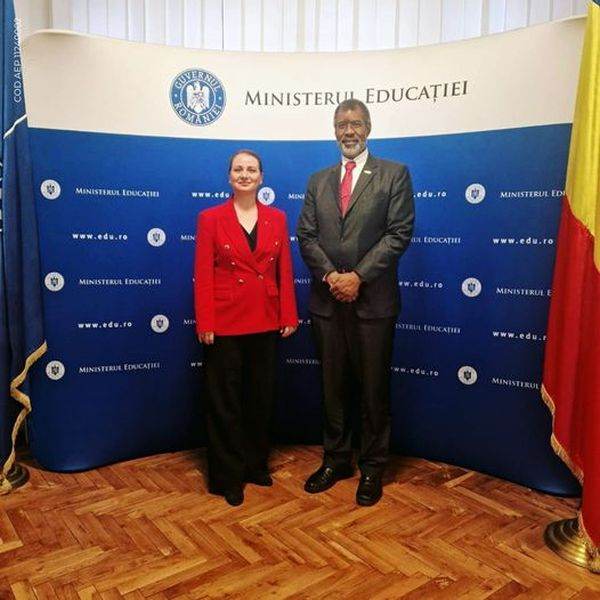 Ligia Deca, Ministrul Educaţiei, şi William D. Magwood, IV, DirectorGeneral al Agenţiei pentru Energie Nucleara (NEA) a OCDE (Sursafoto: Facebook/ Ligia Deca)