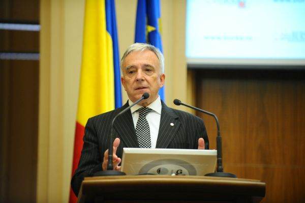 Mugur Isărescu: "Cea mai mare parte a dezinflaţiei este pe partea pe care putem să o controlăm şi ştim că seva întâmpla acest lucru pentru că politica monetară a rămas contraciclică. Pe măsură ce inflaţia a scăzut, noinu am mai coborât rata de politică monetară. Practic avem o întărire sui generis a politicii monetare".