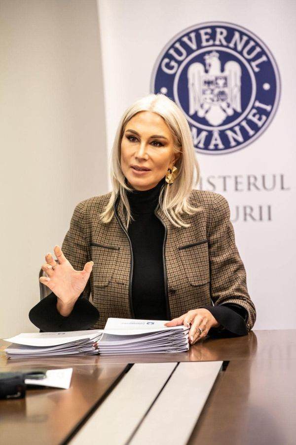 Raluca Turcan: "The approval of the new credit line offers the extraordinary opportunity to almost completely revive the public infrastructuremanaged by the Ministry of Culture and responds to a long-delayed need". (Photo source: Facebook/ Raluca Turcan)