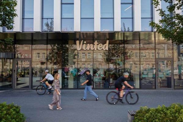 Vinted, principala piaţă C2C second-hand din Europa, axată pe modă, a încheiat în luna octombrie o vânzare secundară de acţiuni de 340 de milioane de euro, care a evaluat compania la 5 miliarde de euro. (Sursa foto: https://company.vinted.com)