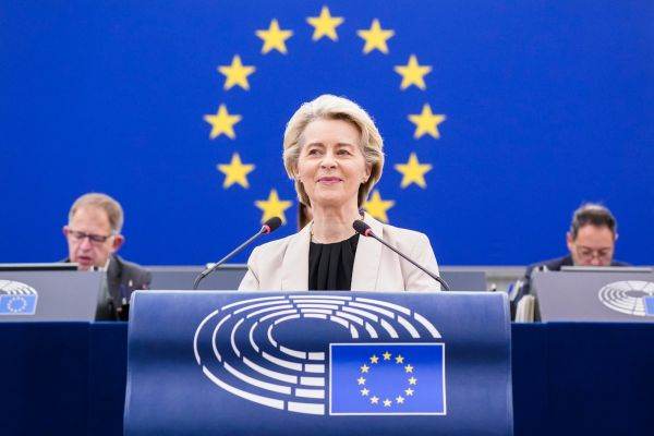 În discursul său, von der Leyen a pus un accent deosebit pe rolul Roxanei Mînzatu în cadrul noii Comisii Europene. Vicepreşedintele executiv va avea misiunea de a conduce politicile europene legate dedezvoltarea competenţelor cetăţenilor, educaţie şi adaptarea forţei de muncă la provocările viitorului. (Sursa foto: https://multimedia.europarl.europa.eu/)