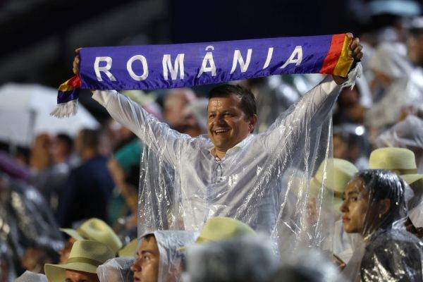 Suporter român surprins în ploaie la ceremonia de deschidere a Jocurilor Olimpice de la Paris 2024 (Foto: Cameron Spencer, Reuters)