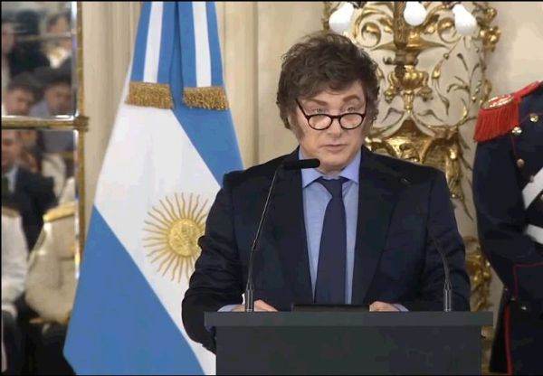 Pentru preşedintele argentinian, Javier Milei, orice restricţie asupraliberei întreprinderi împinge societatea către socialism. "Chiar şieconomia neoclasică, care ghidează majoritatea politicilor economiceactuale, sfârşeşte prin a favoriza socialismul", a precizat Milei, care aexplicat şi modul în care toate soluţiile propuse pentru corectareaaşa-numitelor "deficienţe ale pieţelor" (n.a. "market failures") conduc, înfinal, la socialism. (Sursa foto: Facebook/ Javier Milei)