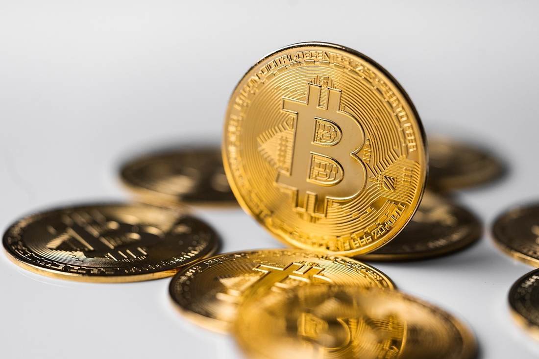 Bitcoin a depăşit pentru prima dată pragul de 100.000 de dolari