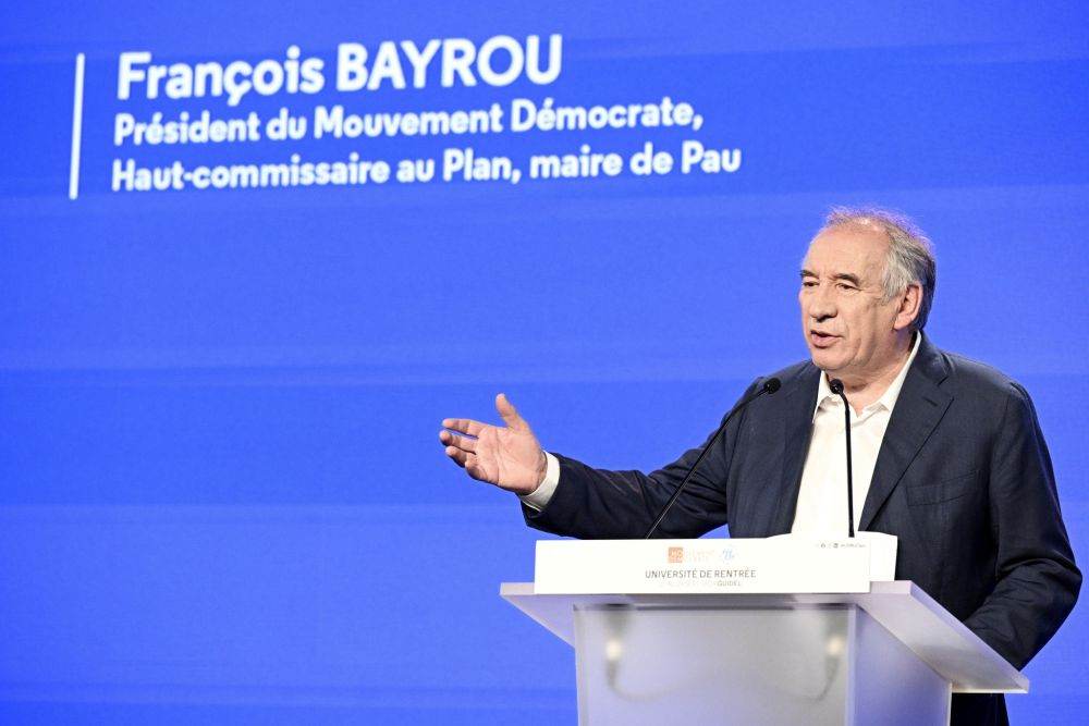 Centristul François Bayrou a fost numit prim-ministru al Franţei