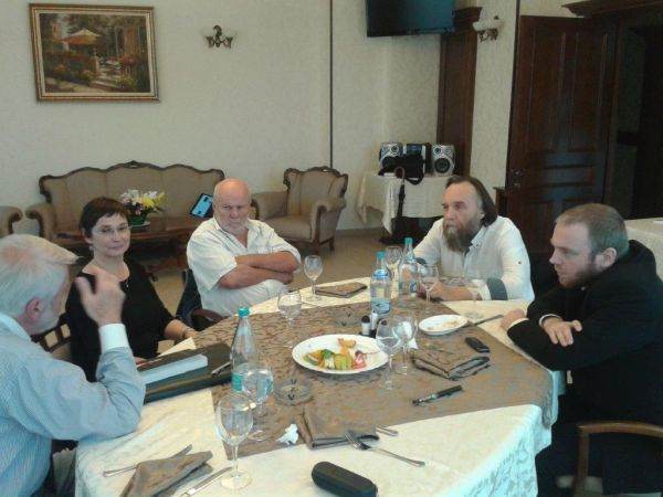 Dugin's meeting with a small circle of supporters in 2014 (photo published by Robert Turcescu).