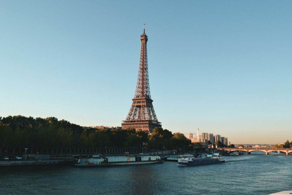 Turnul Eiffel, evacuat din cauza unui scurt-circuit la ascensor şi închis parţial în Ajunul Crăciunului