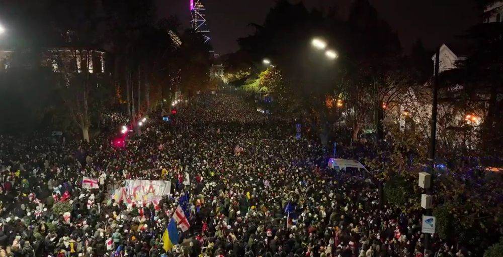 Zeci de mii de manifestanţi pro-europeni au sărbătorit Anul Nou la Tbilisi