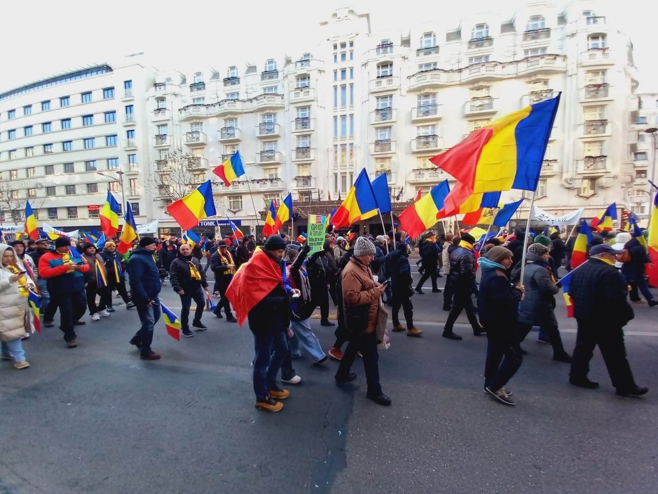 Manifestanţii au ajuns în Piaţa Victoriei; Potra, ridicat de jandarmi