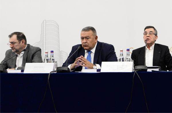 Mihai Daraban (center), president of the CCIR: "The business environment's capacity to pay additional taxes has been exhausted."