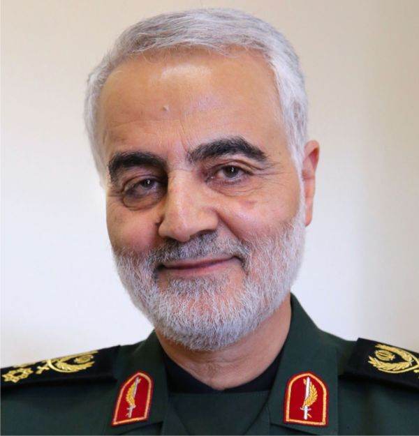 Conform Wikipedia, Qasem Suleimani a fost "un general iranian dincadrul Corpului Gărzilor Revoluţionare Islamice şi din 1998 comandantultrupelor Quds, o divizie responsabilă cu operaţiunile externe şiconsiderată de către SUA, Arabia Saudită, Israel şi majoritatea stateloreuropene ca o organizaţie paramilitară teroristă". El a fost ucis, în datade 3 ianuarie 2020, în urma unui atac aerian ordonat de preşedinteleTrump, în apropierea aeroportului internaţional din Bagdad. (Sursa foto:http://farsi.khamenei.ir/photo- album?id=41944#i)