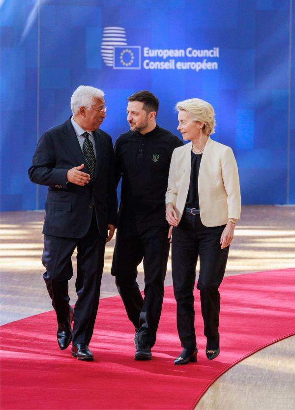 Ukrainian President Volodymyr Zelensky (center) discussed yesterday with European Council leader Antonio Costa and European Commission President Ursula von der Leyen support for Ukraine on air defense, timely delivery of weapons and ammunition for military forces on the front against Russia, strengthening the defense industry, EU accession negotiations, the need to increase sanctions pressure on Russia and combat sanctions evasion. (Photo source: audiovisual.ec.europa.eu/)