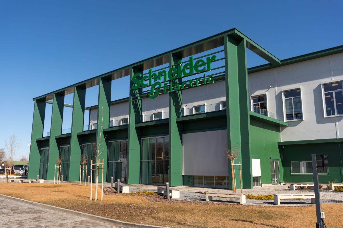 Schneider Electric extinde fabrica Duna Smart Systems din Dunavesce cu o investiţie de 44 de milione de euro