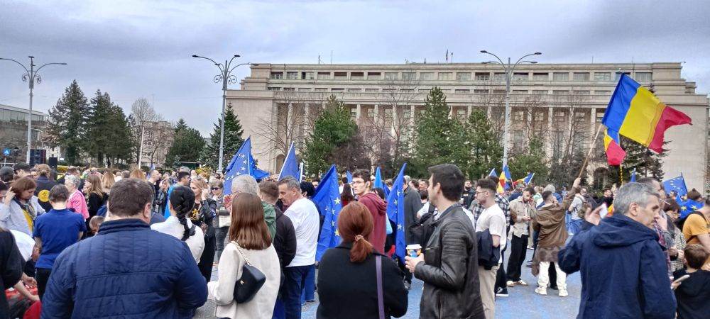 Susţinători ai lui Călin Georgescu, identificaţi în apropierea manifestaţiei Pro-Europa