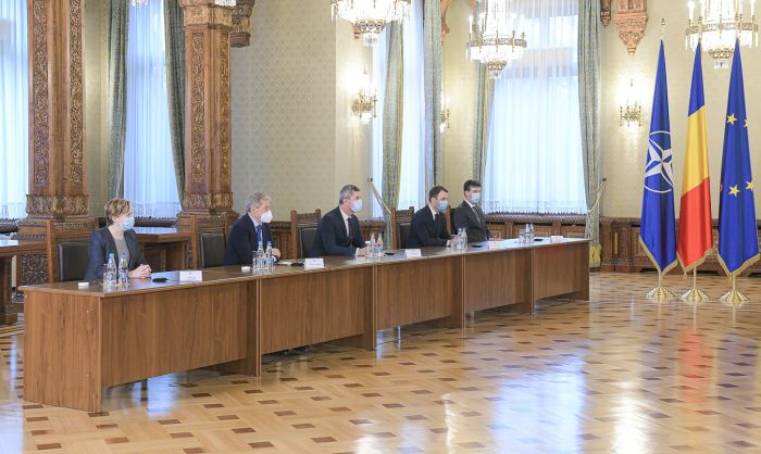 Klaus Iohannis - consultări cu partidele pentru guvernare. Iohannis: ''Intenţionez să convoc noul Parlament pe 21 decembrie''