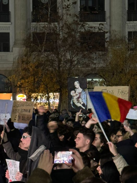 Manifestaţia studenţilor contra extremismului, la Piaţa Universităţii, în a doua seară